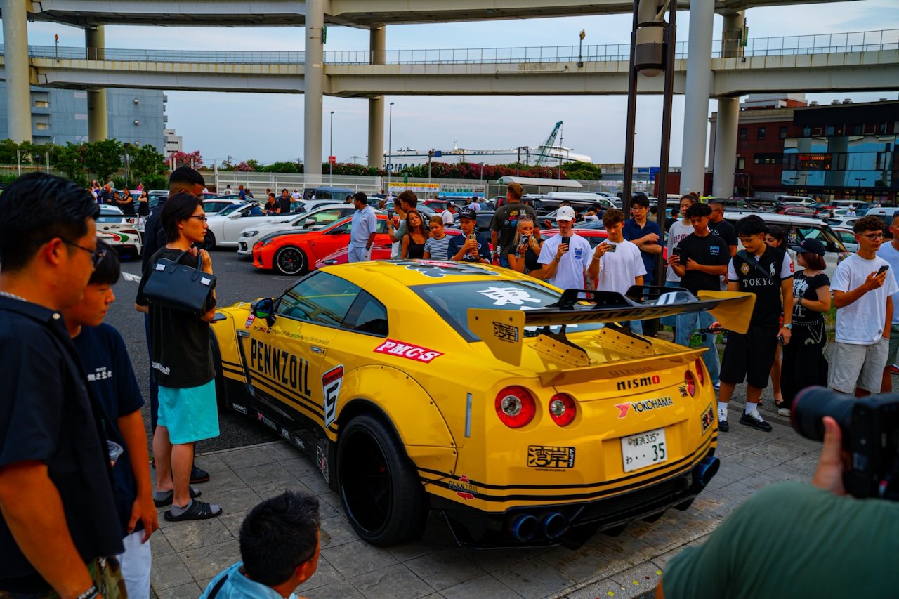 Yellow Pennzoil-liveried Nissan GT-R R35 Nismo drawing a crowd at Daikoku PA