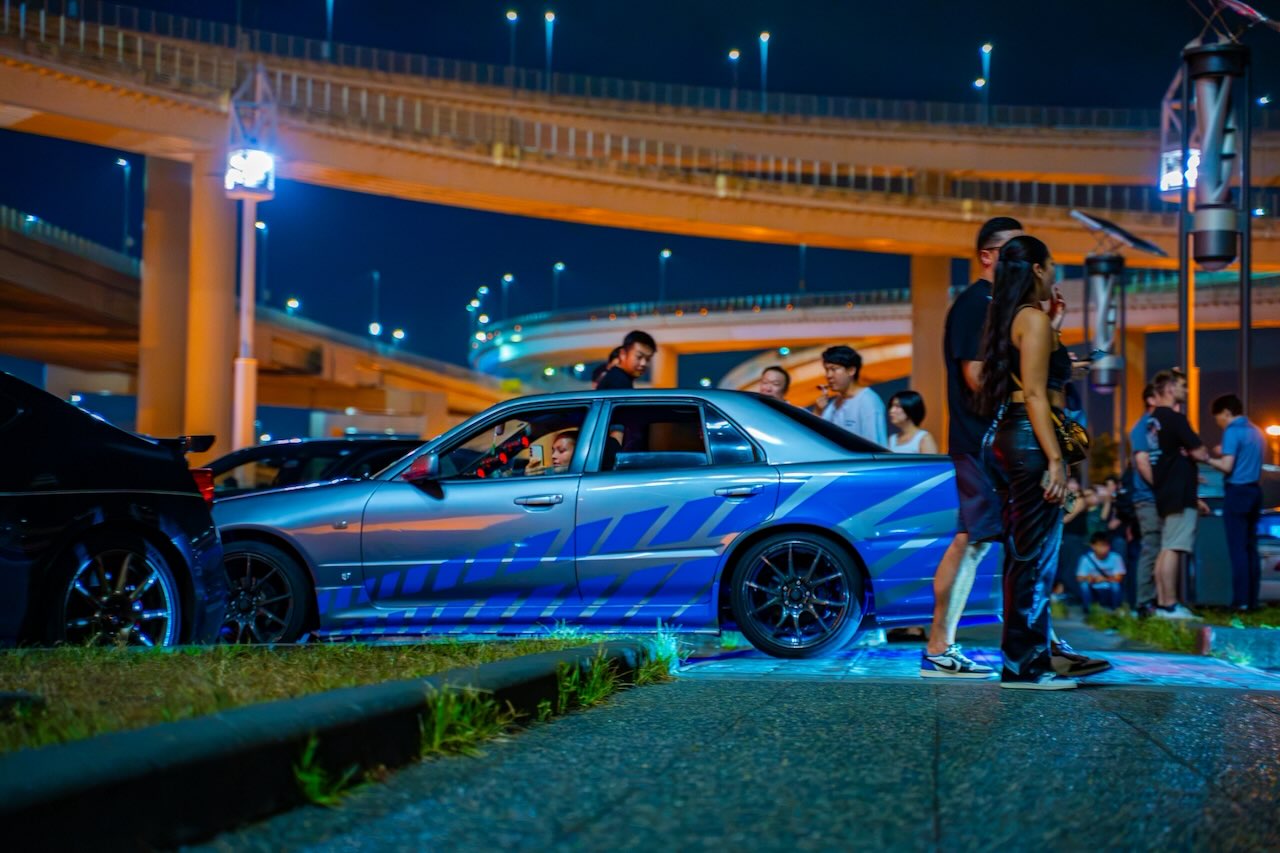 Nissan Skyline R34 side profile at Daikoku PA at night